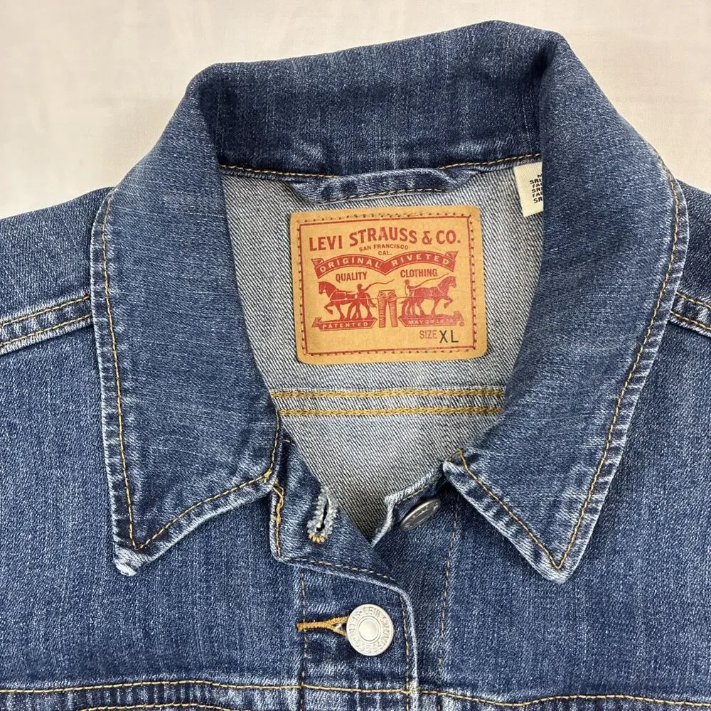 Women’s Levi Trucker  Classic Denim Jean Jacket Size XL